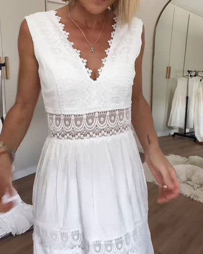Clara | Elegante kantjurk met diepe V-hals